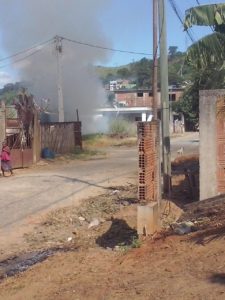 Moradores conseguem apagar fogo em terreno na rua Sebastiao Leopoudo Coelho, bairro São Mateus.