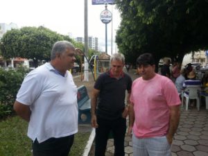 Dr Marcus Vinícius e Rogerinho caminham pelo calçadão (1)