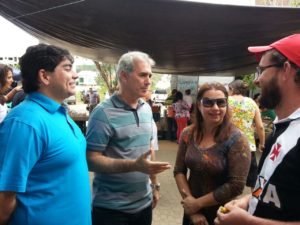 Dr. Marcus Vinícius e o vereador Rogerinho encontram com amigos na Feira Livre. (1)