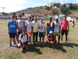 Treinador João Venâncio (de amarelo) com os alunos.